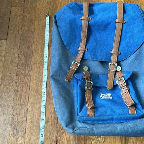 🎒Herschel Retreat blue backpack with striped lining and brown leather trim. - Picture 8 of 12